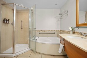 Dusche, Haartrockner, Handtücher, Shampoo