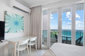 1 bedroom, desk, WiFi, bed sheets - Panoramic Studio ° Lagoon View & Full Bathtub (San Juan)