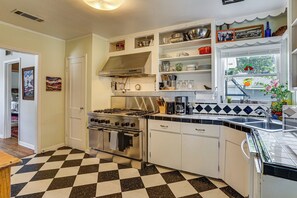 Interior - Work & Play in Fort Worth! Retro Home 5 Mi to TCU (Fort Worth)