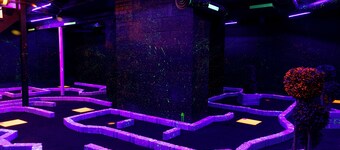 Glow In The Dark Putt Putt Experience - Hot Tub - Sauna - Swing Fire Pit
