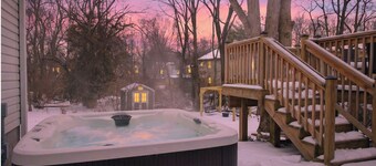 Glow In The Dark Putt Putt Experience - Hot Tub - Sauna - Swing Fire Pit