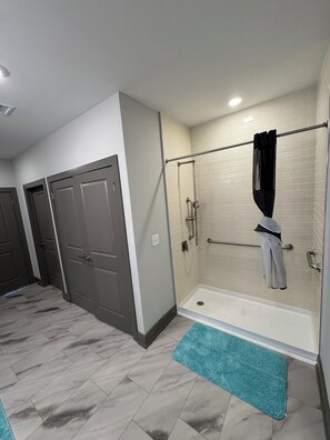 Dusche, Handtücher, Seife, Toilettenpapier