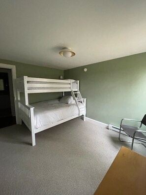 5 habitaciones, tabla de planchar con plancha, wifi y ropa de cama 