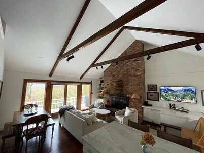 Spacious 4-bedroom on Bromley Mtn, Heated Pool, Gym, incredible view of Stratton