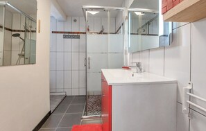 bathroom - 2 bedroom pet friendly home in Rivedoux-Plage (Rivedoux-Plage)