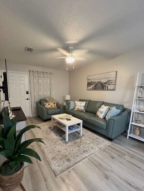Living area - Cozy Gulf Breeze Condo Near Beaches, Dining & Attractions (Gulf Breeze)