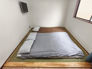 1 bedroom, iron/ironing board, WiFi, bed sheets - 9 minutes from JR Namba Station/Airport Bus Terminal, 6 minutes from JR Ashiwarabashi Station, close to both Shinsaibashi and Kyocera Dome Osaka, Ohara 402 (大阪市浪速区塩草３丁目)