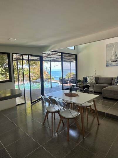 Full accommodation with swimming pool and ocean view
