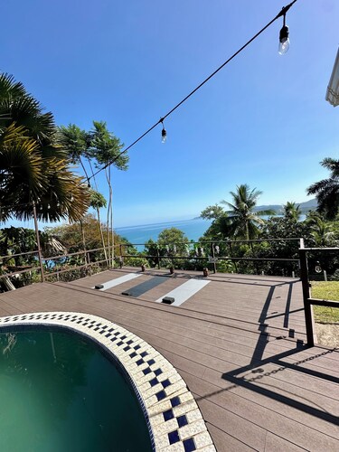 Full accommodation with swimming pool and ocean view