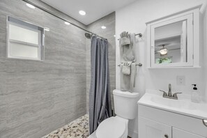 Hair dryer, towels - Cozy Melbourne Retreat | Eau Gallie Arts | Wi-Fi (Melbourne)
