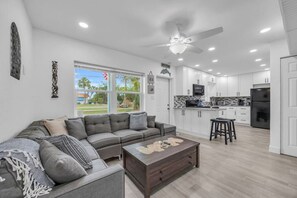 TV, books, stereo - Cozy Melbourne Retreat | Eau Gallie Arts | Wi-Fi (Melbourne)