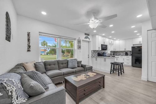 Cozy Melbourne Retreat | Eau Gallie Arts | Wi-Fi