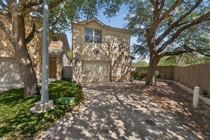 Exterior - Spacious SA Home • Airport, Stone Oak, & Downtown (San Antonio)