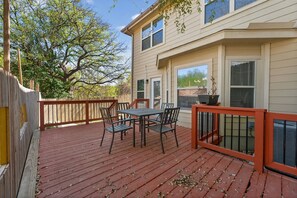 Outdoor dining - Spacious SA Home • Airport, Stone Oak, & Downtown (San Antonio)