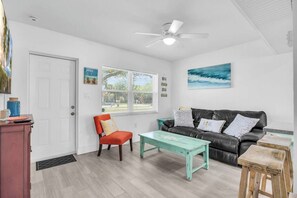 TV, books, stereo - Cozy Melbourne Retreat | River front | Dock | Wifi (Melbourne)