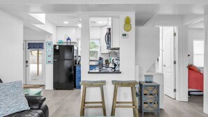 Eine moderne Wohnung mit Küche, Wohnbereich und einer Treppe.