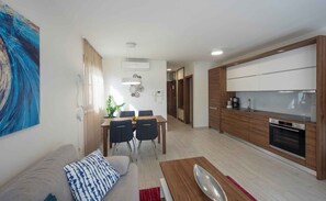 TV - Holiday apartment with pool and air conditioning (Sv. Filip i Jakov)