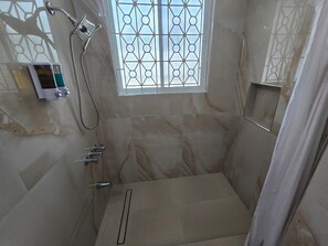 Haartrockner, Handtücher, Seife, Toilettenpapier