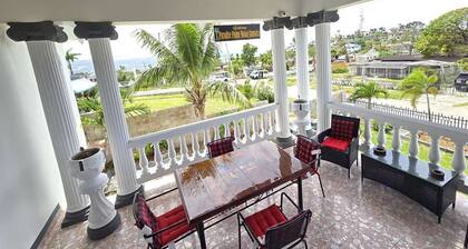 Gorgeous 4-bedroom house with AC in lively Montego Bay