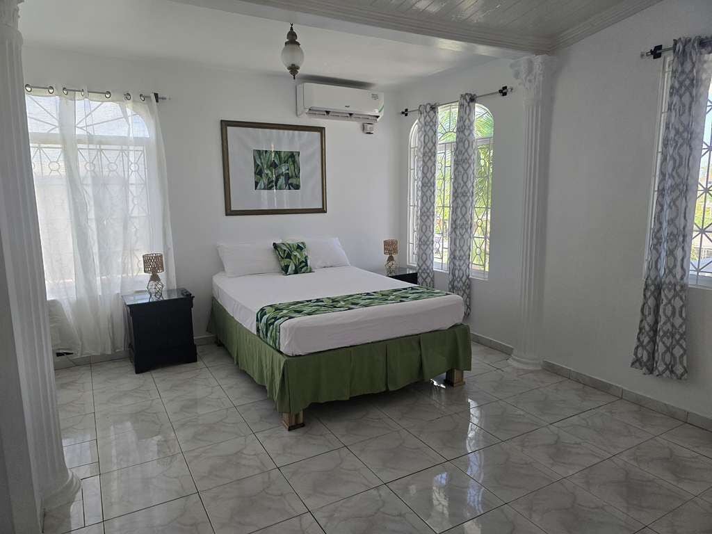 4 habitaciones, tabla de planchar con plancha, wifi y ropa de cama 