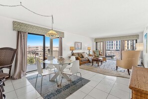 Smart TV - Cocoa Beach Corner Unit Condo. Private Balcony. Heated Pool & Hot Tub ☀️ (Cocoa Beach)