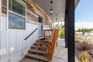 Terrace/patio - 👉 Level Up Lodge | Arcade + Hot Tub + Playground (Island Park)