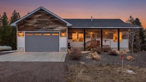 Ein modernes Haus mit Garage, überdachter Veranda und gepflegtem Vorgarten.