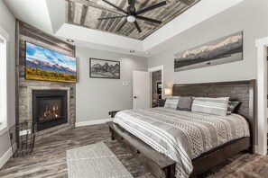 6 bedrooms, desk, iron/ironing board, travel cot - 👉 Level Up Lodge | Arcade + Hot Tub + Playground (Island Park)