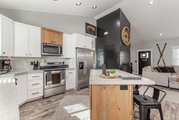 Fridge, microwave, oven, stovetop - 👉 Level Up Lodge | Arcade + Hot Tub + Playground (Island Park)