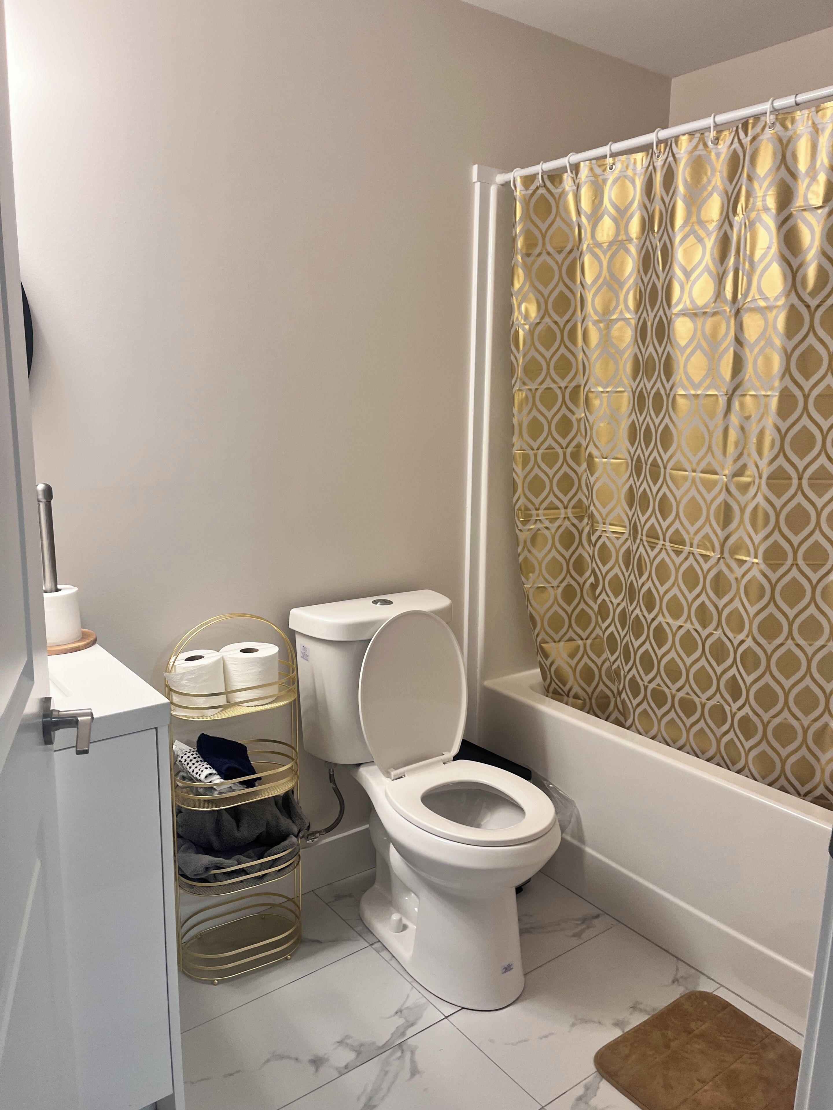 Toallas, jabón, papel de baño 