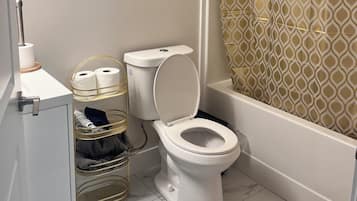 Toallas, jabón, papel de baño