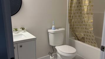Ein Badezimmer mit Toilette, Waschbecken und Duschvorhang.