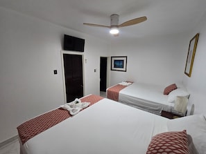 4 habitaciones, tabla de planchar con plancha, wifi y ropa de cama