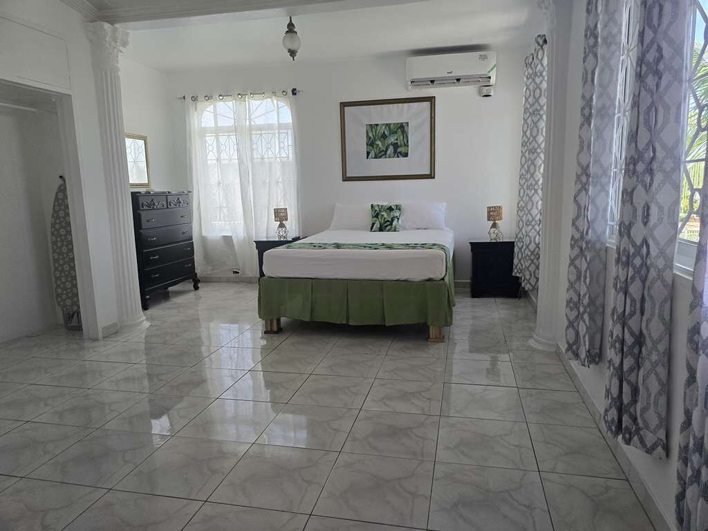 4 habitaciones, tabla de planchar con plancha, wifi y ropa de cama 