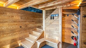 A wooden staircase with a fire extinguisher and a metal rack with tools. - La Caretta - BONNEVAL SUR ARC (BONNEVAL SUR ARC)