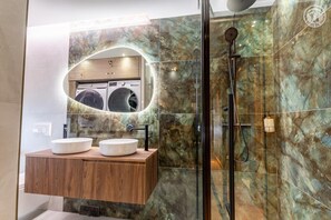 Dusche, Haartrockner, Handtücher