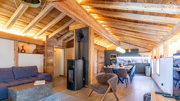 A modern log cabin interior with a living area, dining space, and kitchen. - La Caretta - BONNEVAL SUR ARC (BONNEVAL SUR ARC)