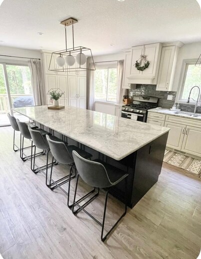Charming 3-bedroom fully remodeled chalet in adorable Bellaire.