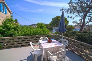 Outdoor dining - Holiday Apartment Nena A2+1 (Mali Lošinj)