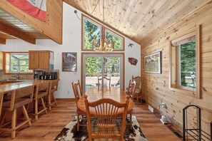 Dining - Ruby Retreat by Tahoe Getaways - Pet Friendly 3 BR in Tahoe Donner (Truckee)