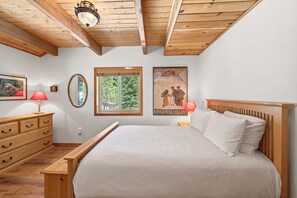 3 bedrooms, desk, iron/ironing board, free WiFi - Ruby Retreat by Tahoe Getaways - Pet Friendly 3 BR in Tahoe Donner (Truckee)