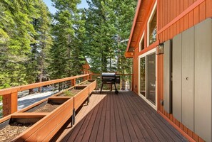 Property grounds - Ruby Retreat by Tahoe Getaways - Pet Friendly 3 BR in Tahoe Donner (Truckee)