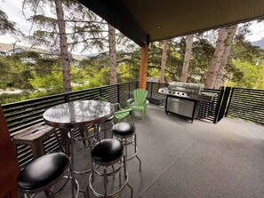 Outdoor dining - Luxury Mountain Retreat | Sauna · Hot Tub · Nature (Squamish)