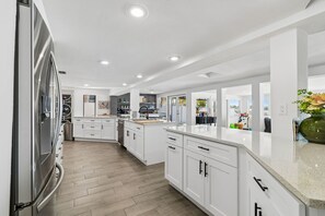 Fridge, microwave, oven, stovetop - Sunset Waterfront Paradise | Kayaks, Dock, + Views (Palm Harbor)