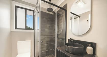 Entire Home in Plumpton | Sleeps 9 | 8-Car Parking Near Eastern Creek