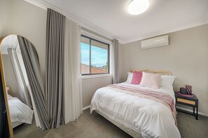 5 Schlafzimmer, Schreibtisch, Bügeleisen/Bügelbrett, kostenloses WLAN