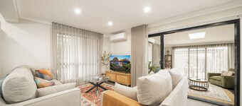 Entire Home in Plumpton | Sleeps 9 | 8-Car Parking Near Eastern Creek
