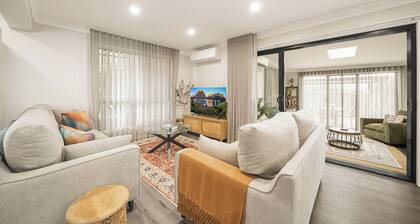 Entire Home in Plumpton | Sleeps 9 | 8-Car Parking Near Eastern Creek