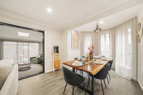 Entire Home in Plumpton | Sleeps 9 | 8-Car Parking Near Eastern Creek