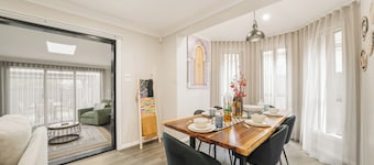 Entire Home in Plumpton | Sleeps 9 | 8-Car Parking Near Eastern Creek